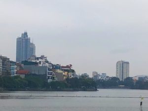 ハノイ・タイ湖から見た街の景観